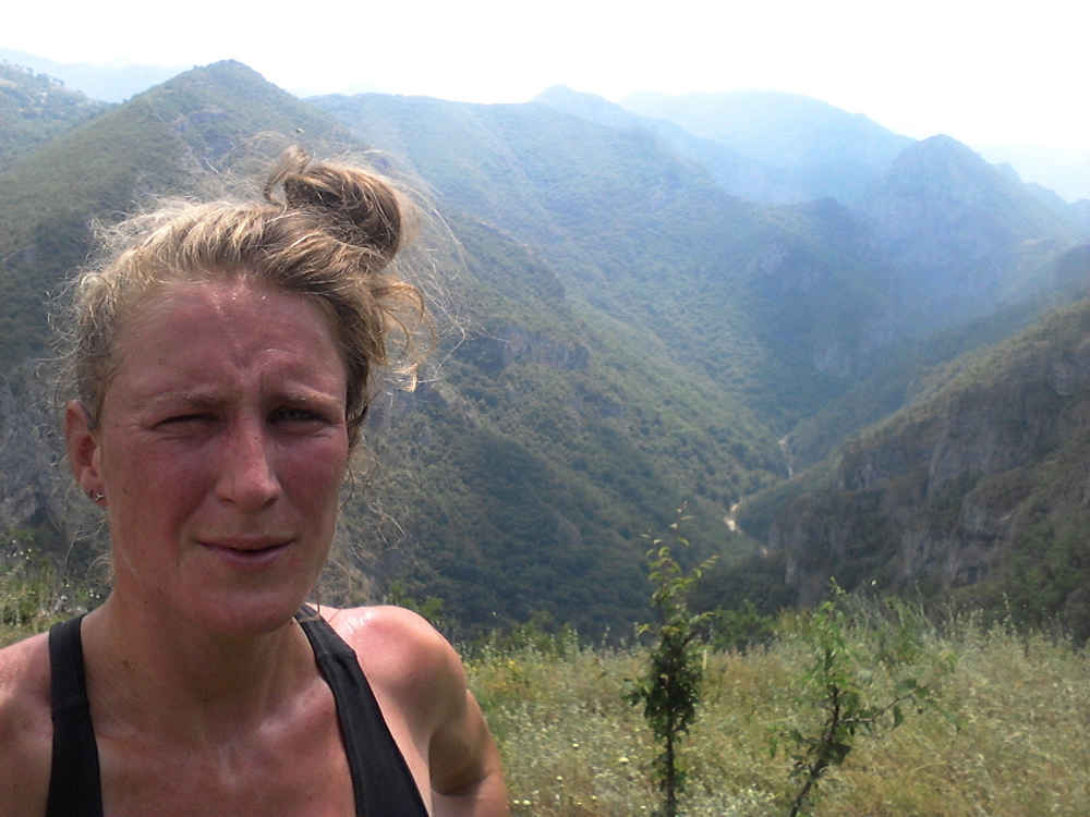 Verstrikt in doornstruiken in de Rakitnica-kloof Wachten op de bergredding in Rakitnica Canyon
