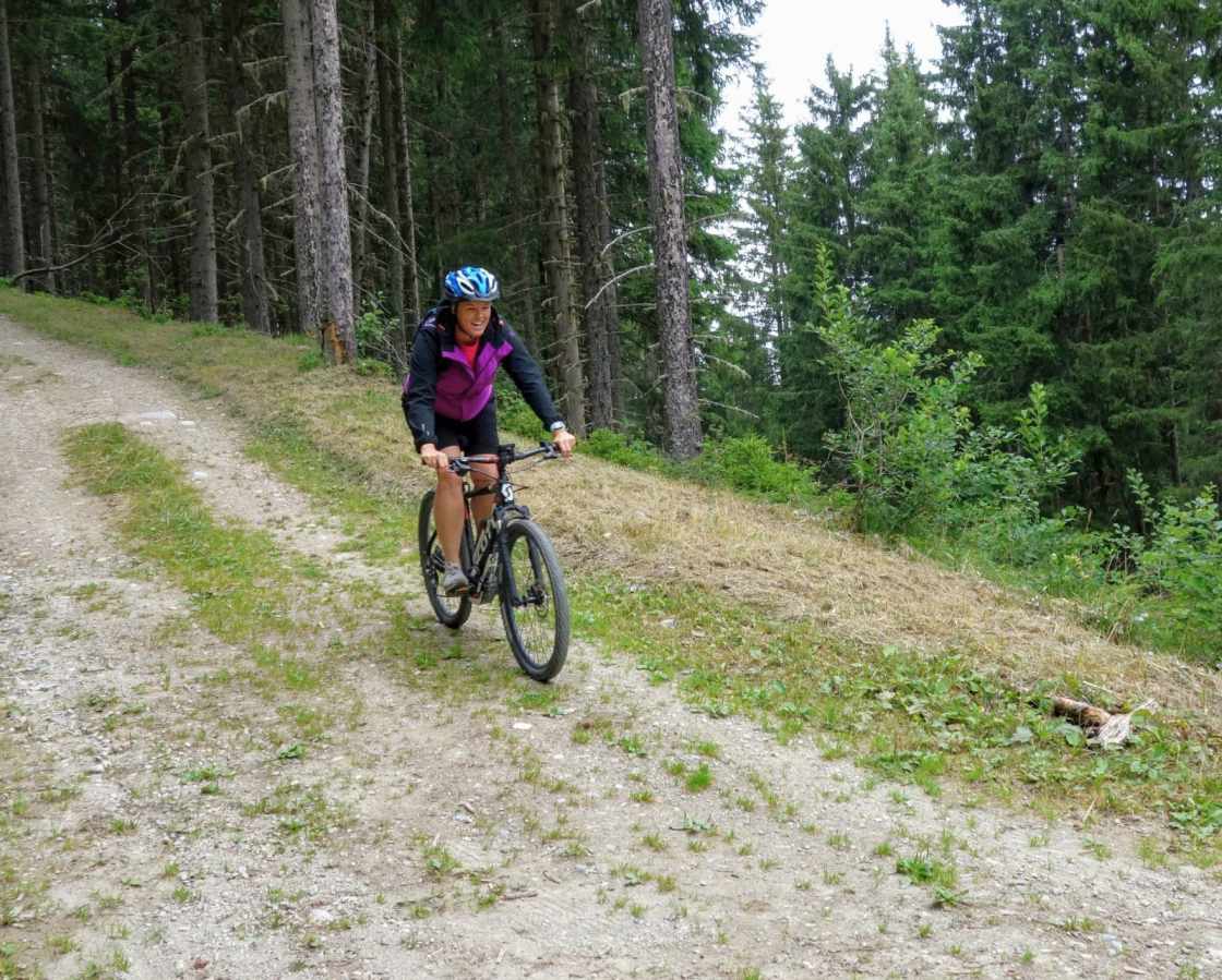 Remmen los en gaan... Ellen in de afdaling tijdens mountainbiketocht in Courchevel
