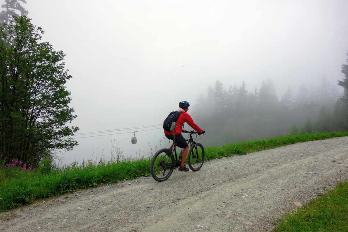 Op pad in de mist bij Courchevel Stefan Maas fietst voor kabelbaan in Courchevel