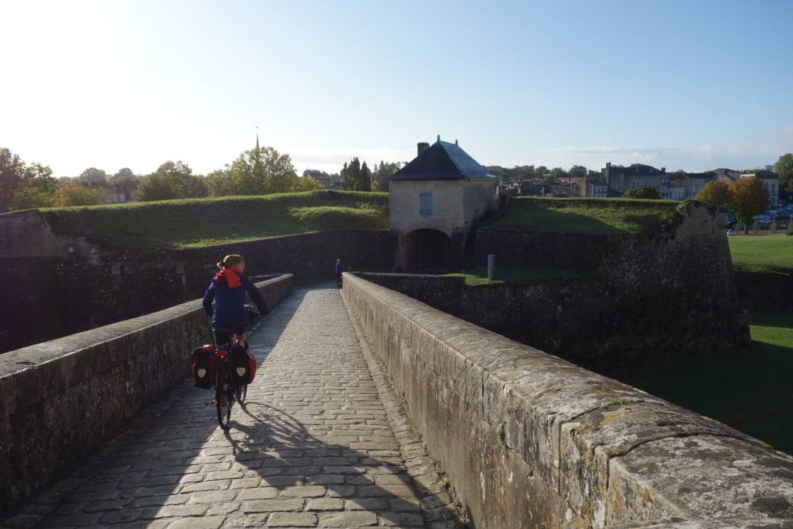 Een sprookjesachtige brug biedt toegang tot de citadel van Blaye https://www.hicle.nl/images/fietsblogs/gironde/citadel-blaye.jpg