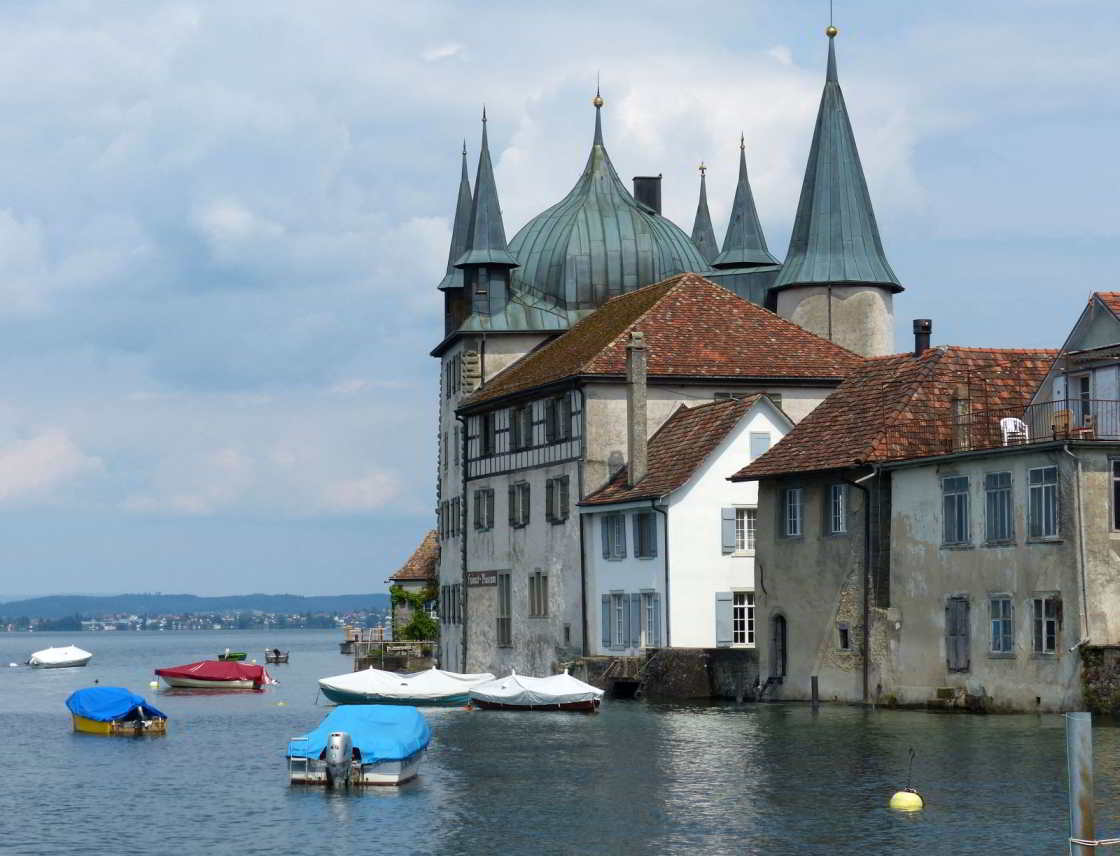 Bodensee, op de grens van Zwitserland met Duitsland Bootjes en en monumentaal pand in de Bodensee