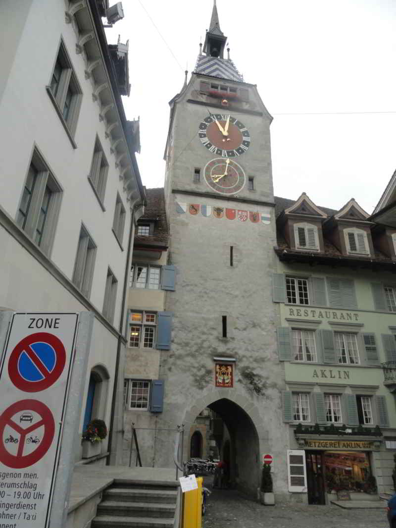 Oude stad van Romont foto van een oude toren met poort in Romont
