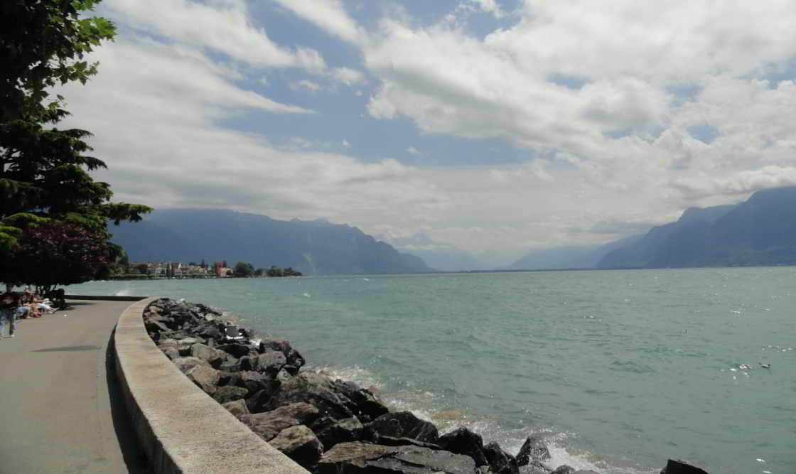 Het 'woeste' Meer van Genève Stuk oever van het Meer van Genève