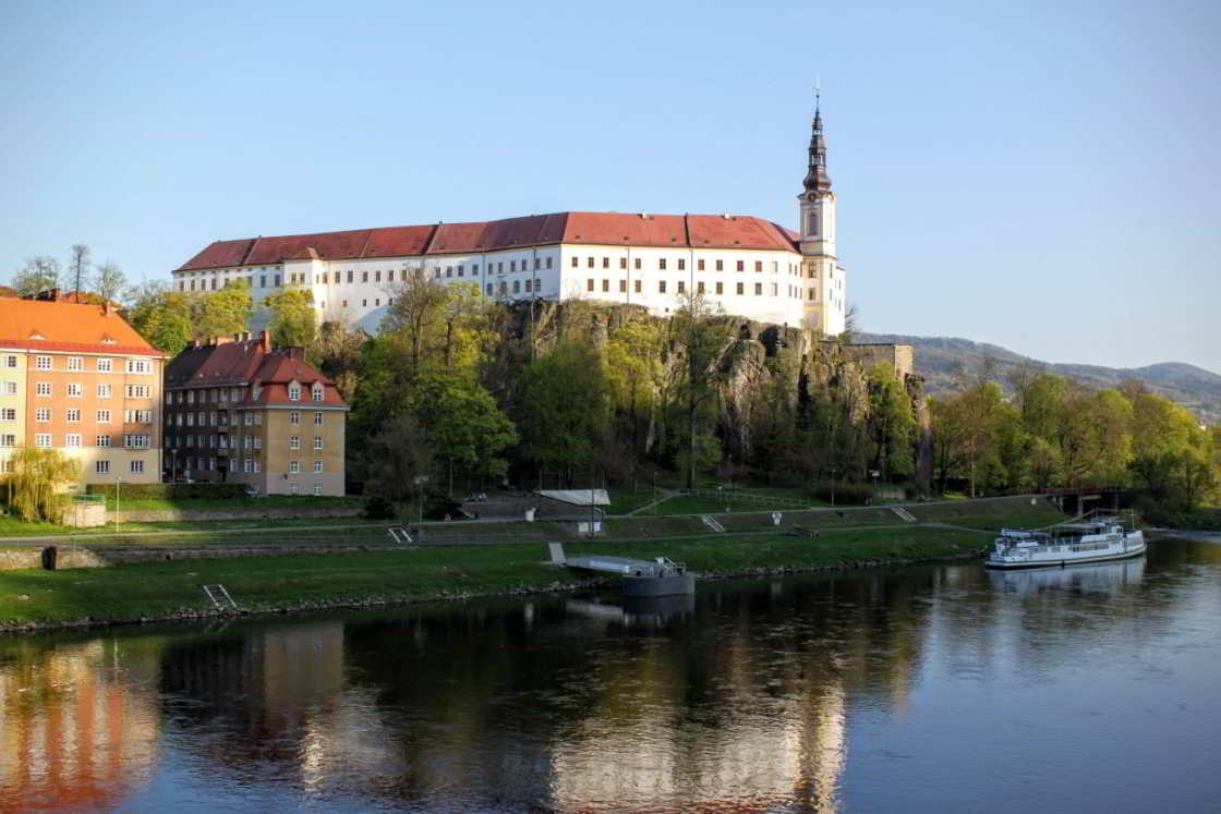 Kasteel Děčín De Elbe bij Decin, met op de achtergrond het kasteel