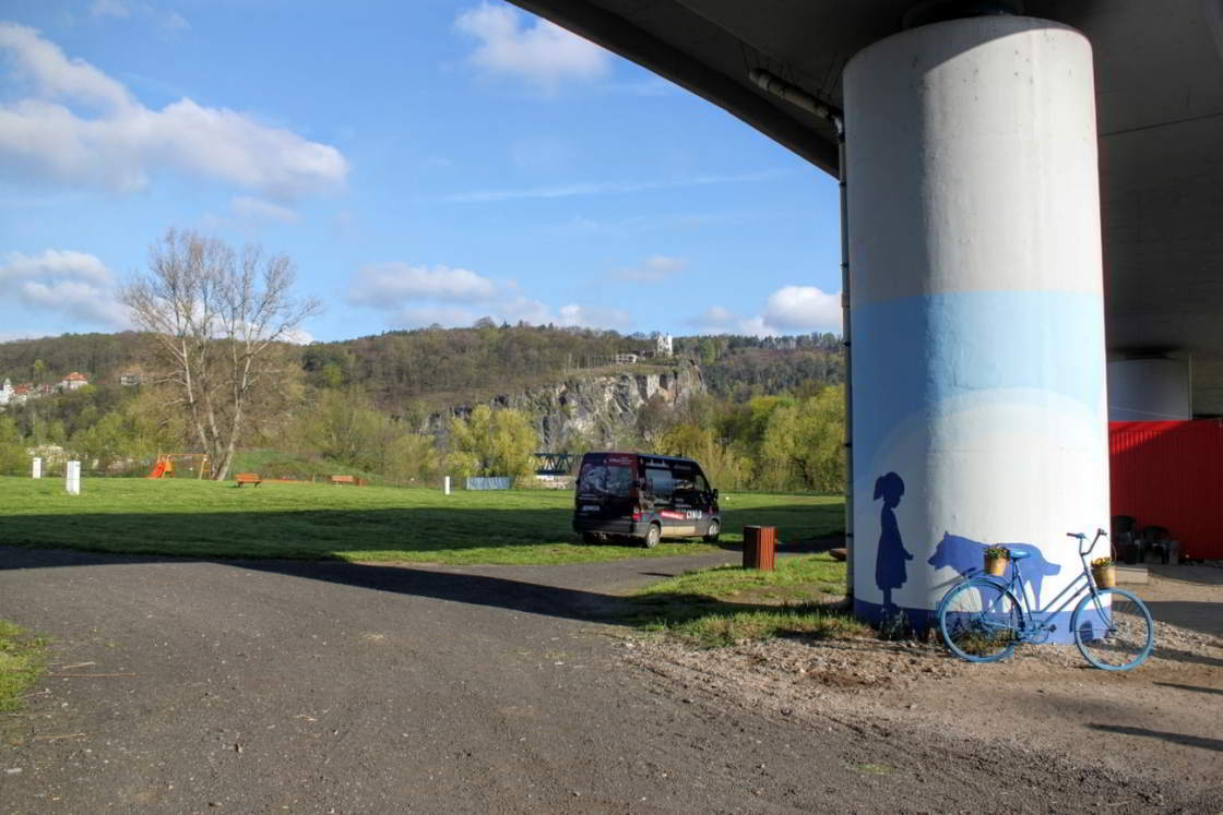 Kemp Děčín, kamperen onder de snelweg Snelweg met daaronder een kampeerterrein