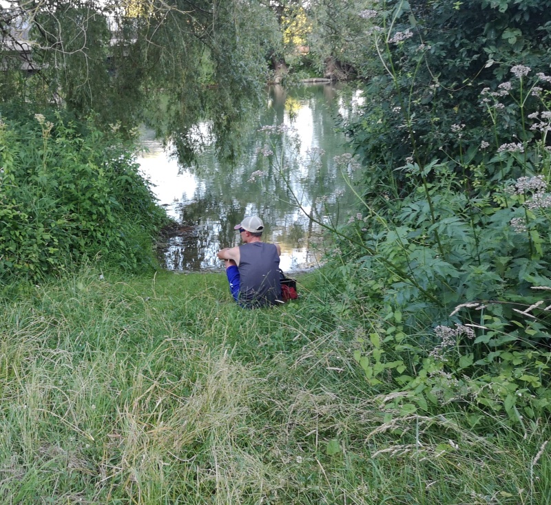 De Maas slinkt.... de bron komt steeds dichterbij fietser zit langs de Maas