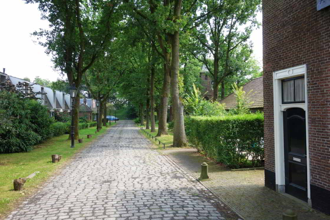 Het dorpje Blauwkapel bij het gelijknamige fort Straat in het dorpje Blauwkapel, bij het gelijknamige fort
