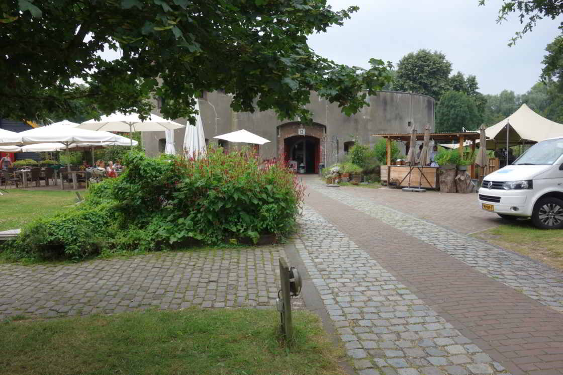 Aan de Klop is nu een mooie pleisterplaats in het groen Drinkende mensen op een terras bij fort aan de klop