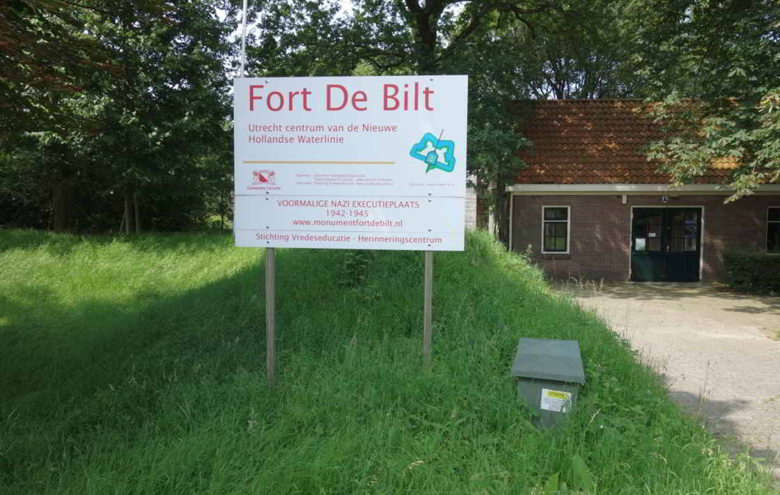 Dit fort langs de fietsroute Stelling van Utrecht is veel groter dan je zou denken Borden bij de voorkant van Fort de Bilt
