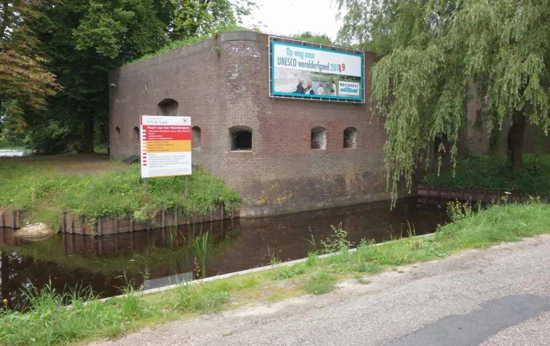 De Gagel met de belofte van toekomstig Werelderfgoed Vooraanzijde Fort de Gagel met gracht