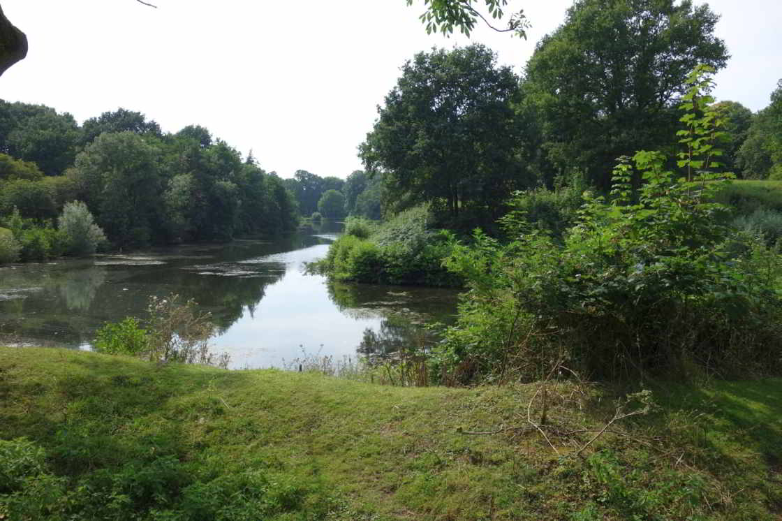 Wallen en grachten van Fort Rijnauwen De gracht en de wallen van Fort Rijnauwen