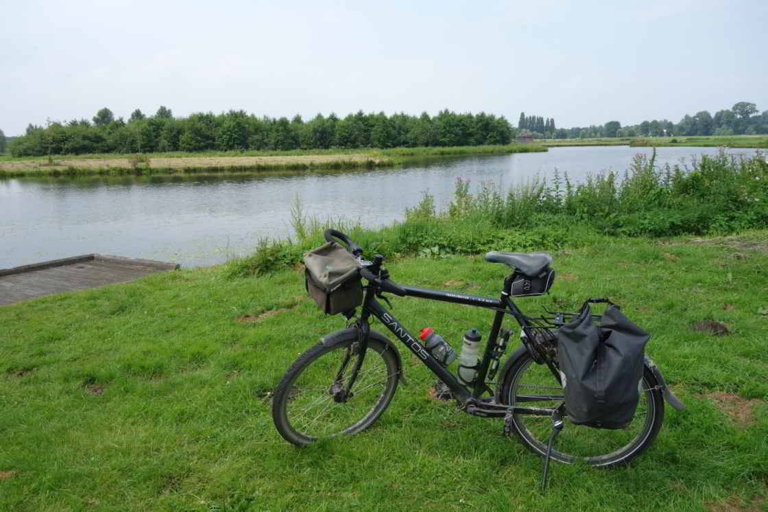 Een heerlijk park aan de rand van Utrecht Fiets met op de achtergrond een meer in Noordpark bij Utrecht