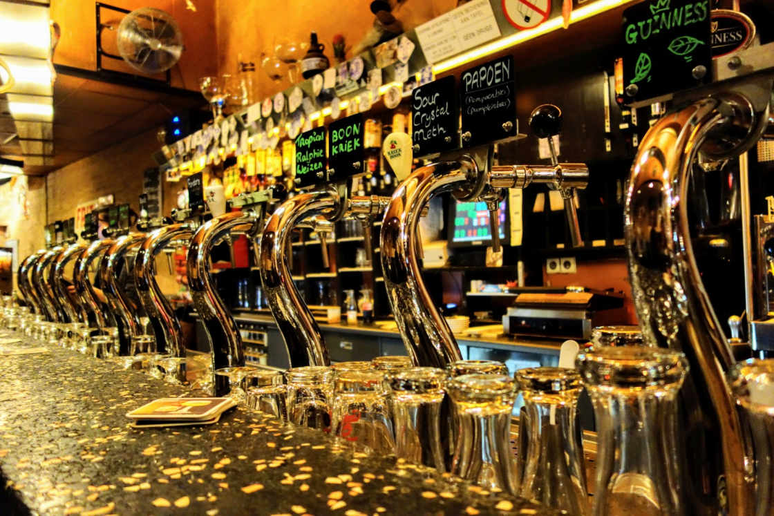 Batterij aan biertappen in Kafé België Kafé België heeft tal van internationale biertjes in het aanbod