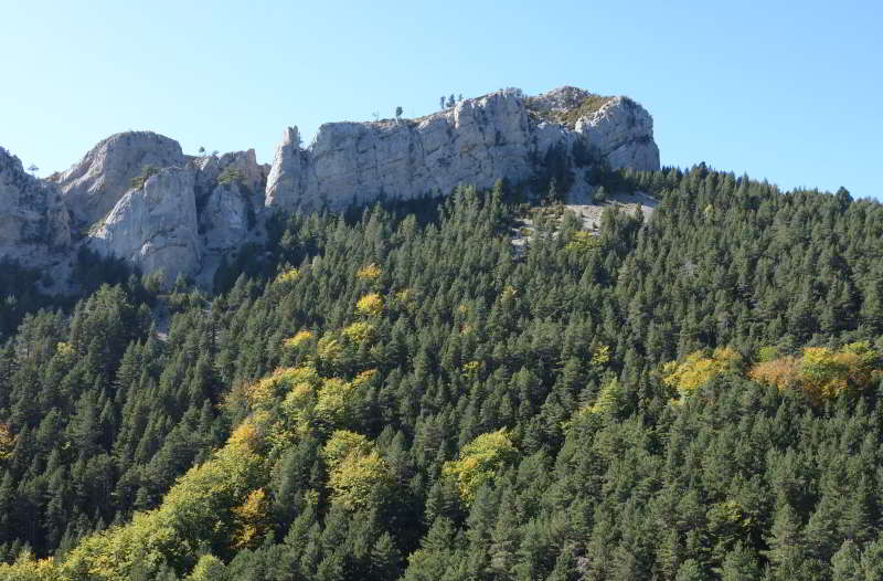 Al zijn het de uitlopers van de Pyreneeën, de bergen die je omringen zijn behoorlijk hoog, tot 2.642 meter Uitzicht op berghelling