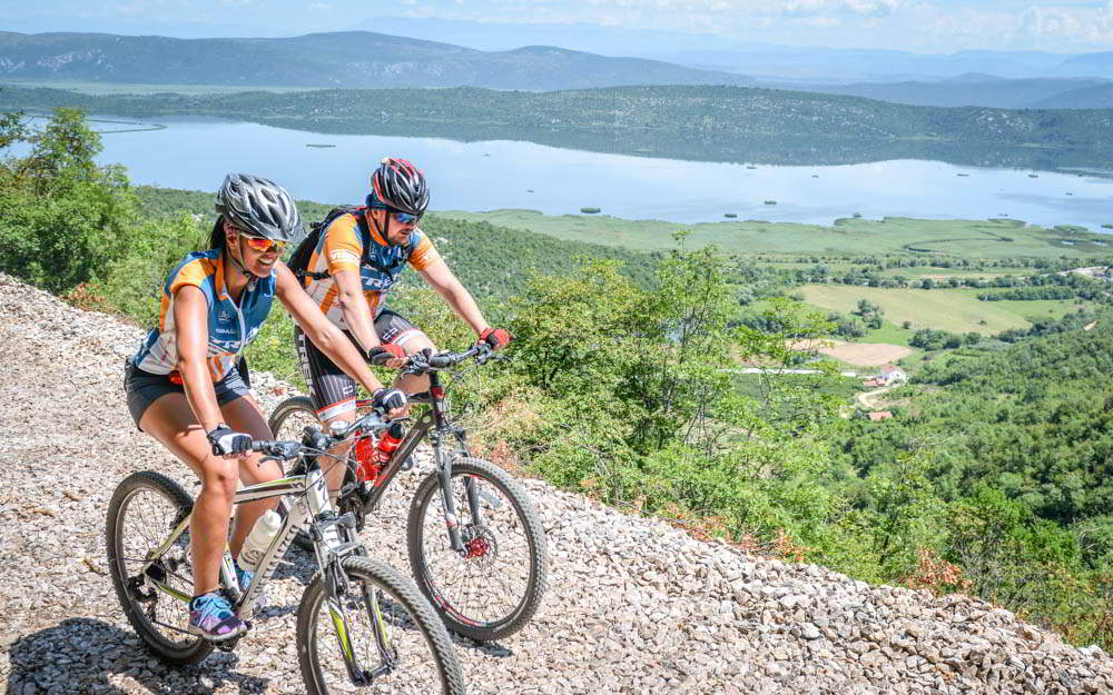 Ook op de Balkan worden oude spoortrajecten omgevormd tot fietsroutes, zoals bij deze Ciro Trail Stel fietst over de voormalige spoorlijn