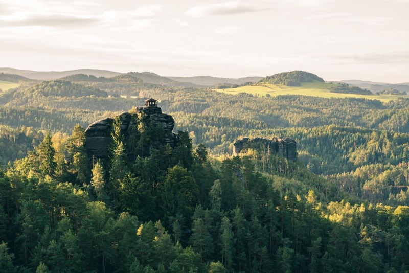 De grillige contouren van Boheems Zwitserland Hut op de top van een berg in Boheems Zwitserland