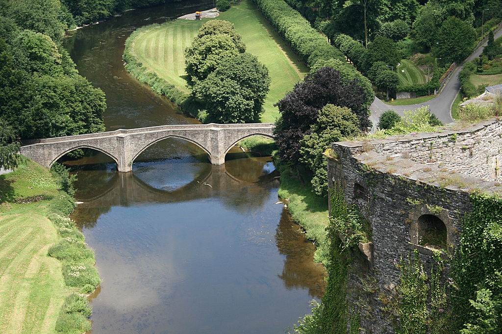 De brug en de burcht van Bouillon foto van de rivier de Semois, de burcht en de brug. Foto Jean-Pol Grandmont.