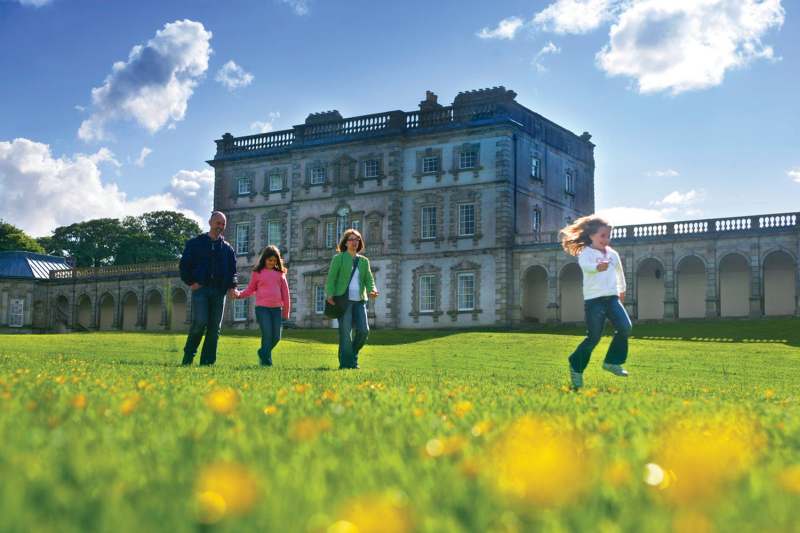 Het statige Florence Court Familie wandelt vlak bij monumentaal pand in Ierland
