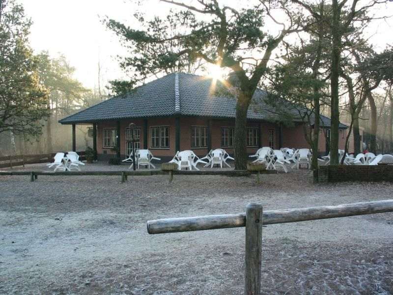 't Bluk, een bekende pleisterplaats aan de rand van de hei Theehuis 't Bluk bij Hilversum tijdens een winterse dag