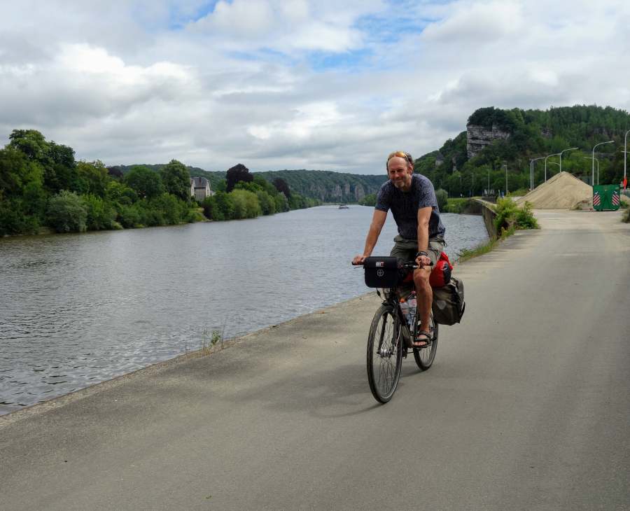 Natuur, industrie en bebouwing wisselen elkaar af langs de Maas Raymond fietst langs de Maas