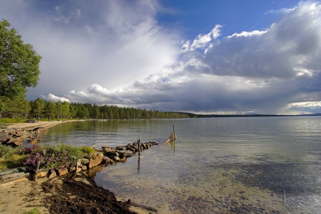 Femunden, een van de meren op de route Tussen Oslo en Trondheim passeer je Femunden
