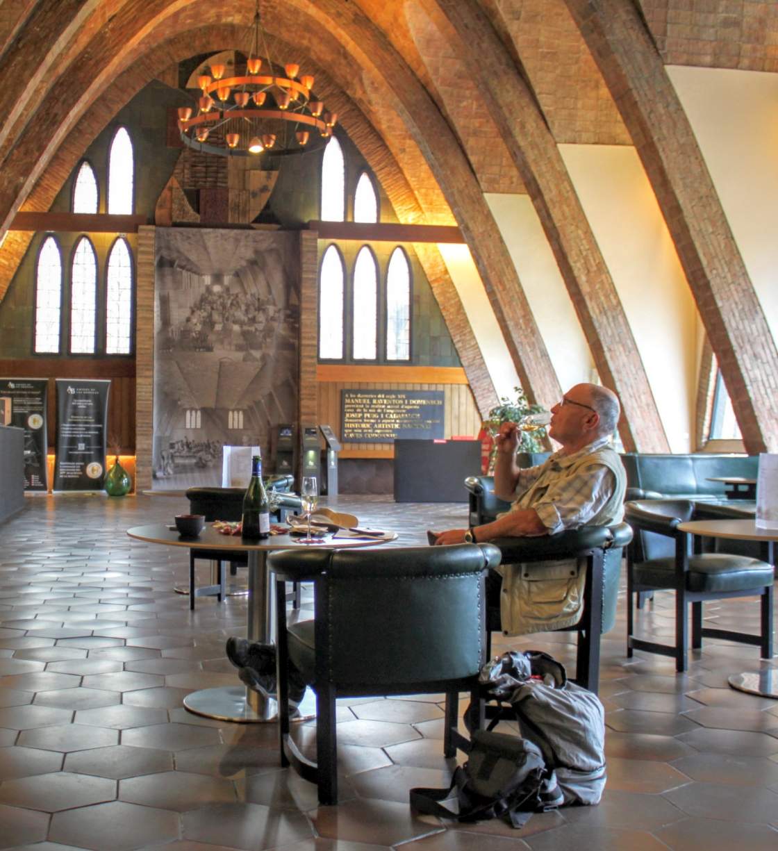 De cava-kathedraal van wijnhuis Codorniu Ward Van Loock proeft cava in Penedes