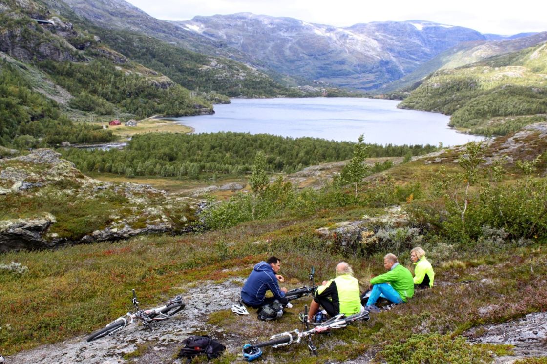 Picknick langs de Rallarvegen Groep fietsers met op de achtergrond een meer