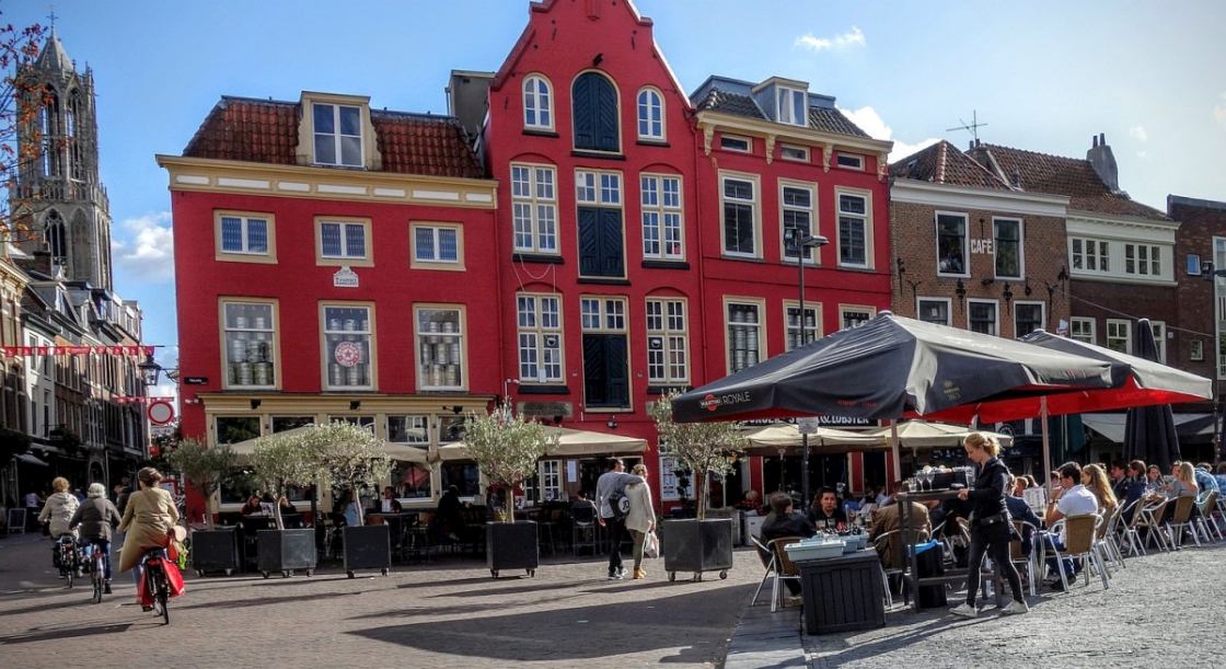 De Neude Foto van fietsers, voetgangers en cafés op de Neude