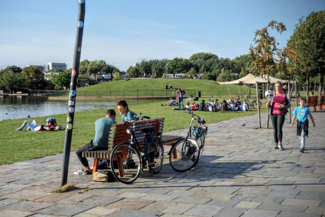Zonnebaden en speelplezier in het Griftpark Griftpark in Utrecht op een zonnige dag