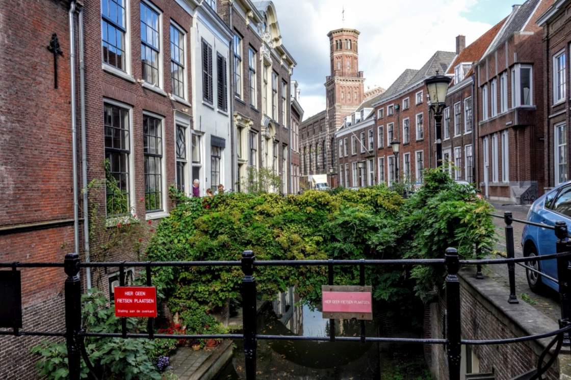Deze gracht loopt écht krom Foto van de Kromme Nieuwegracht in Utrecht