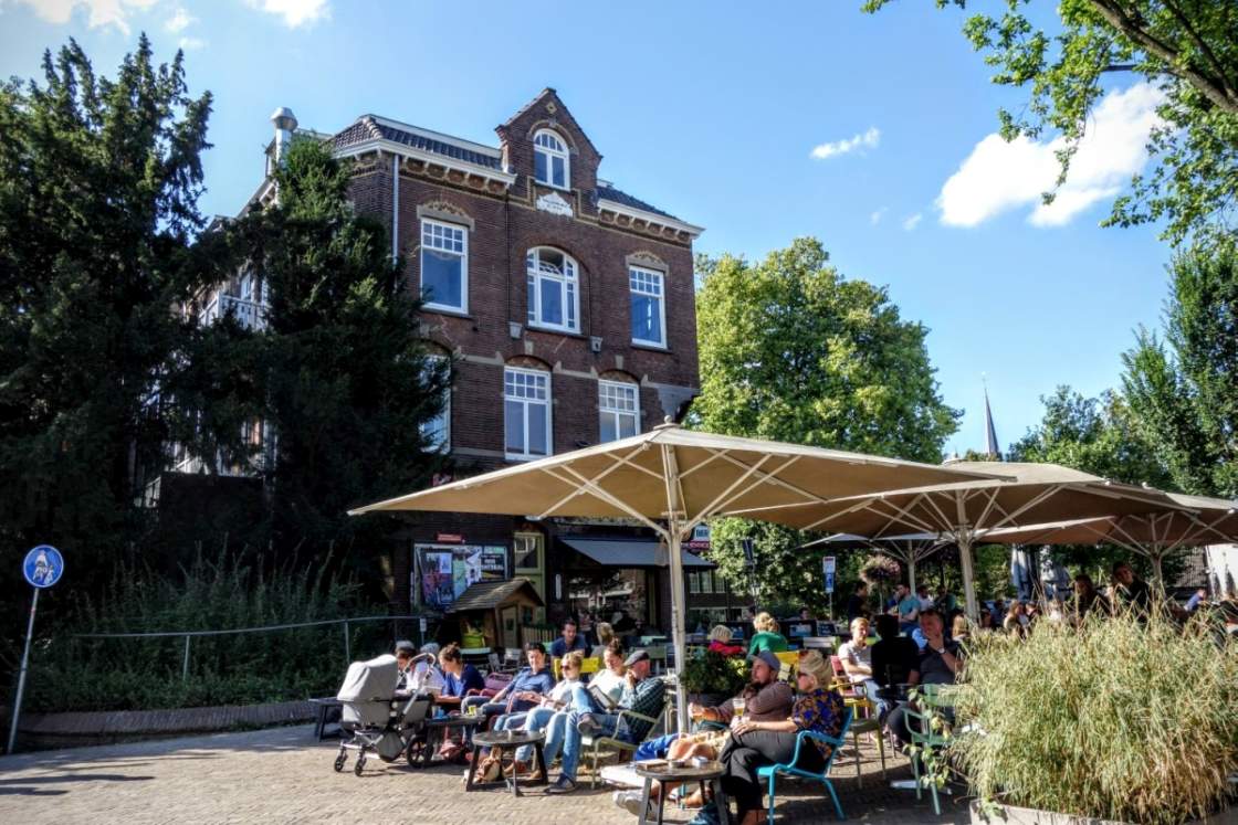 Heerlijk in 't zonnetje op het Ledig Erf Foto van terrasjes op het Ledig Erf in Utrecht
