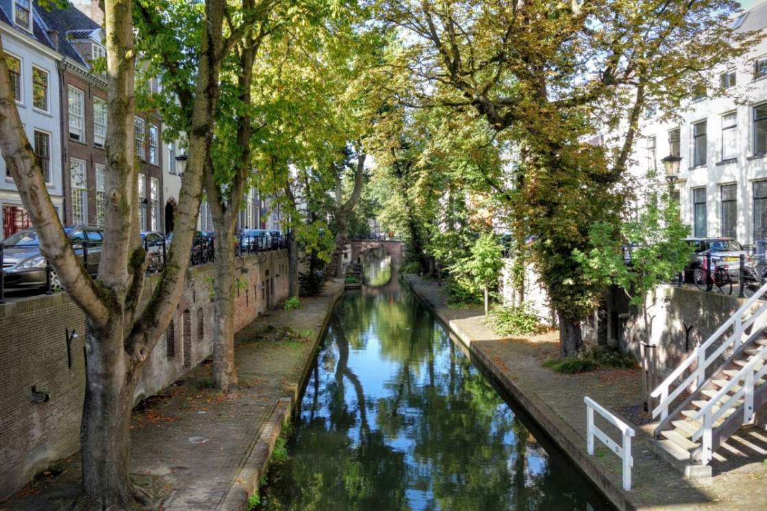 De Nieuwegracht is een 'plaatje' bij mooi weer Foto van de Nieuwegracht met de werfkelders in Utrecht