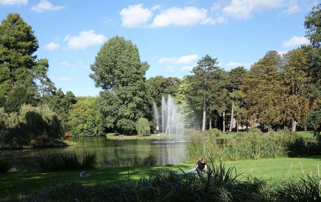 Relaxen in het statige Wilhelminapark Foto van vrouw en spuitende fontein in het Wilhelminapark