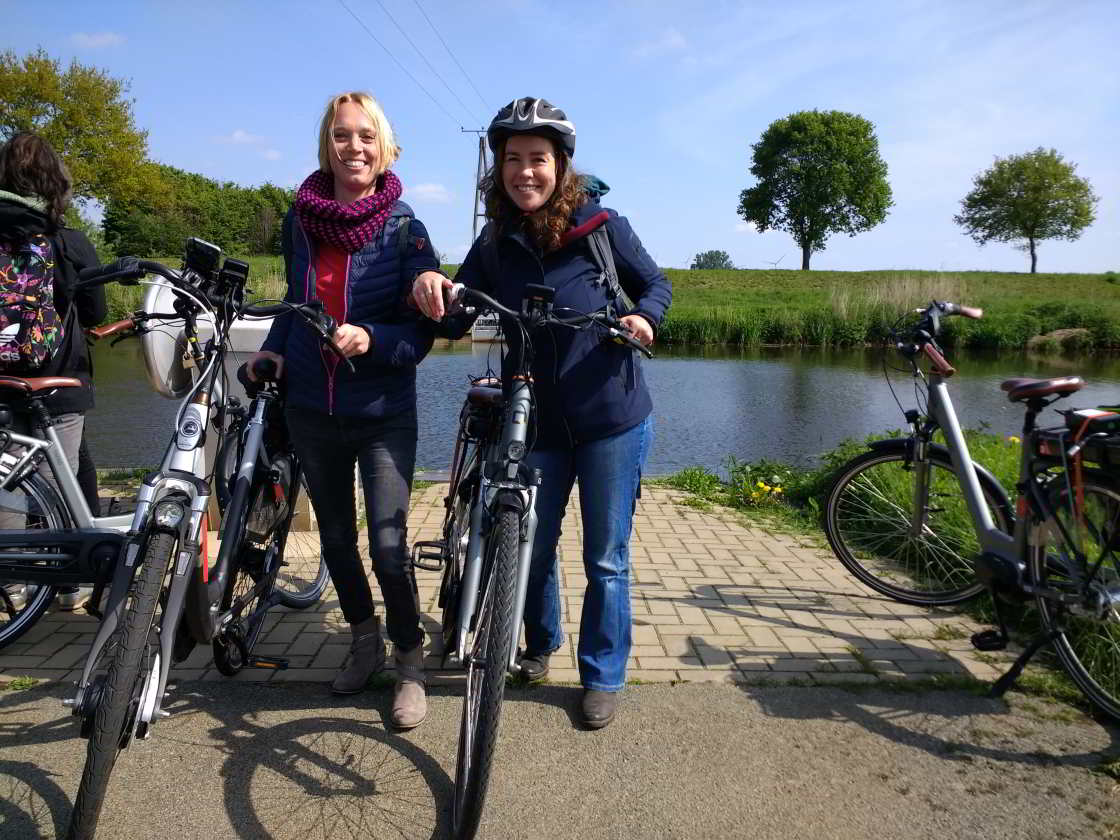 Natuurlijk: af en toe ga je met het pontje over... twee fietssters langs de Vecht