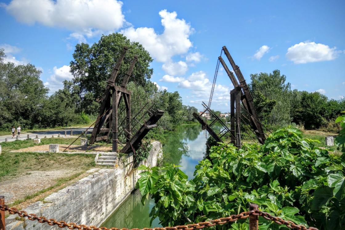 Pont Van-Gogh in de Camargue Brug over kanaal in de Camargue
