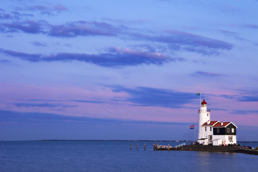 Genoeg highlights langs de Zuiderzeeroute Prachtig beeld van vuurtoren Marken tegen de Zuiderzee