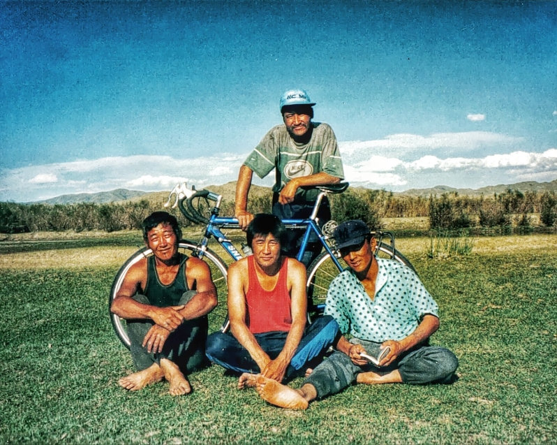 Een van de vele ontmoetingen onderweg... vier mannen bij reisfiets in Mongolië