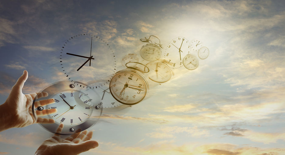 Chronologisch structureren, of niet? Klokken geven het verstrijken van tijd weer
