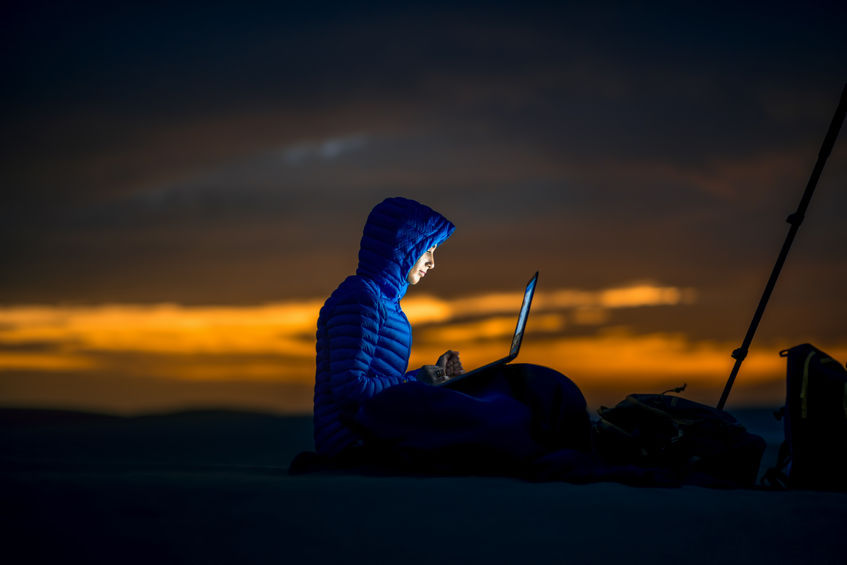 Schrijf niet alles op, maar laat juist zaken weg! Outdoordame met laptop