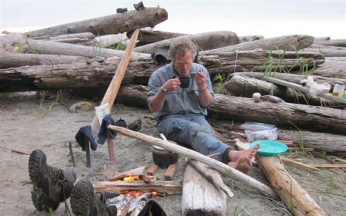 Lo Camps: overleven met een minimum aan spullen in de Canadese wildernis Lo Camps eet uit een mok tijdens een survivaltrip