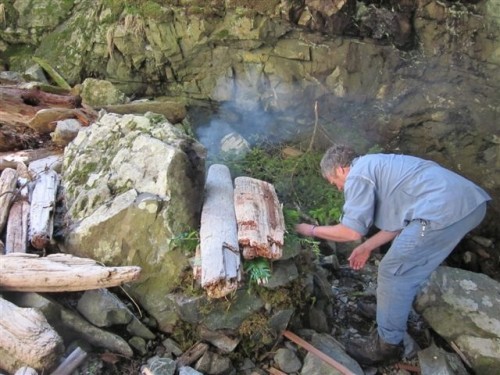 Aan de slag met een zelfgebouwde rookoven Lo Camps bereidt zijn eten in een rookoven