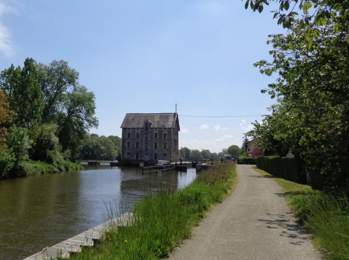Reuzen-watermolens langs de Mayenne Beeld van een watermolen langs de Mayenne