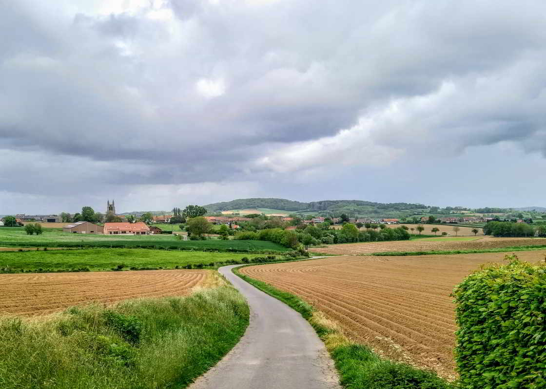 Eenzame 'bergen' tekenen zich af tegen de horizon Zicht op een berg in het landschap