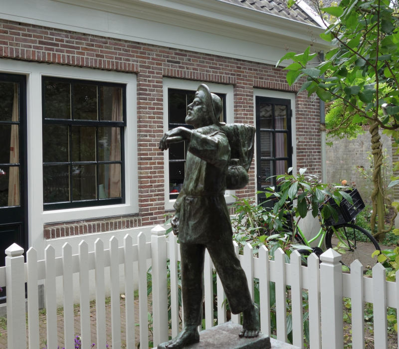 Beeld van een pelgrim, Jacobusgasthuisteeg Beeld van een pelgrim