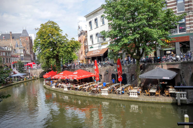 Genieten van het zonnetjes langs de Oudegracht Terrasjes langs de Oudegracht aan de Werf
