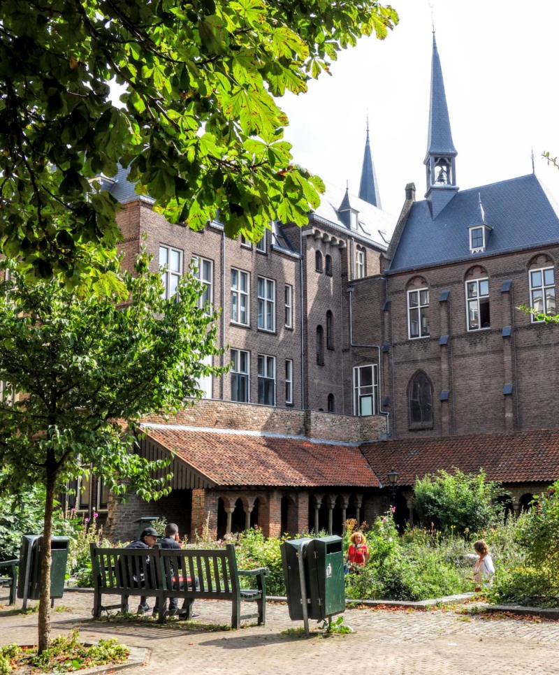 Heerlijke lunchplek, de Mariaplaats Bankje op de Mariaplaats, onderdeel van de Steegjesroute