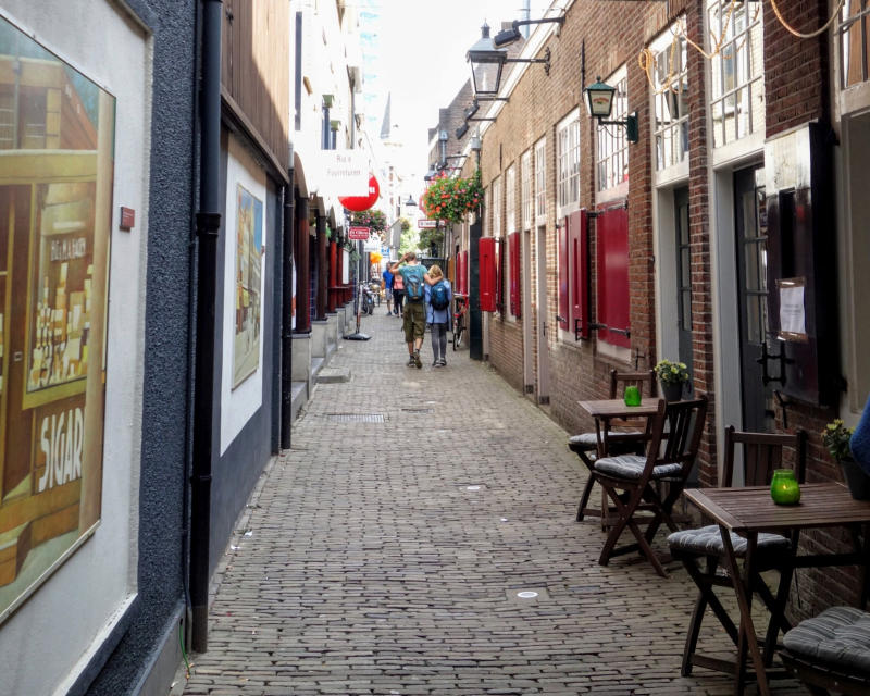 Zakkendragerssteeg Mensen wandelen door de Zakkendragerssteeg