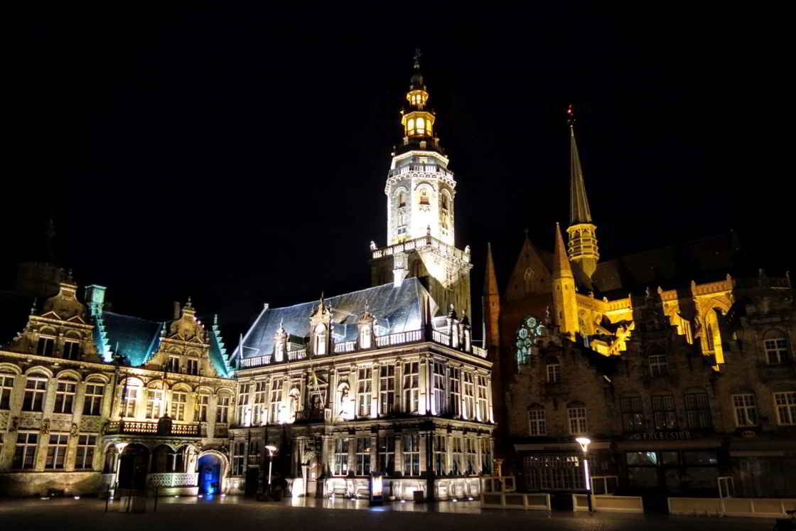 Het verlichte stadhuis van Veurne Na een fietstocht bourgondisch genieten in stadjes als Veurne