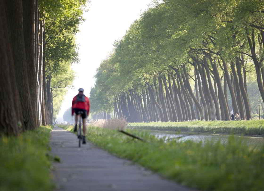 Fietsen langs de vaart bij Damme Jaagpaden langs kanalen en vaarten zijn opgenomen in het fietsnetwerk West-Vlaanderen